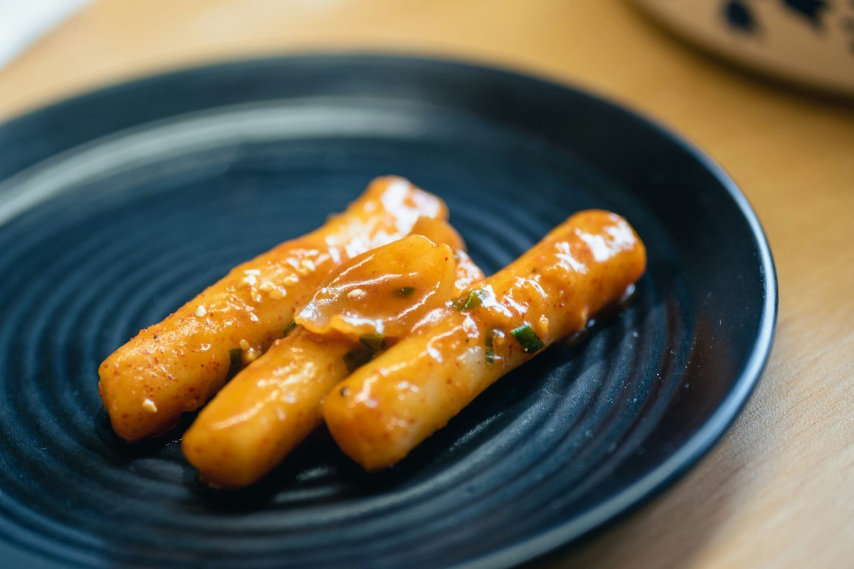 Tteokbokki Doce: Bolinhos de Arroz Coreanos com Calda