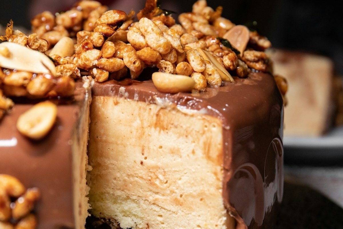 Bolo de Amendoim Torrado com Cobertura de Paçoca